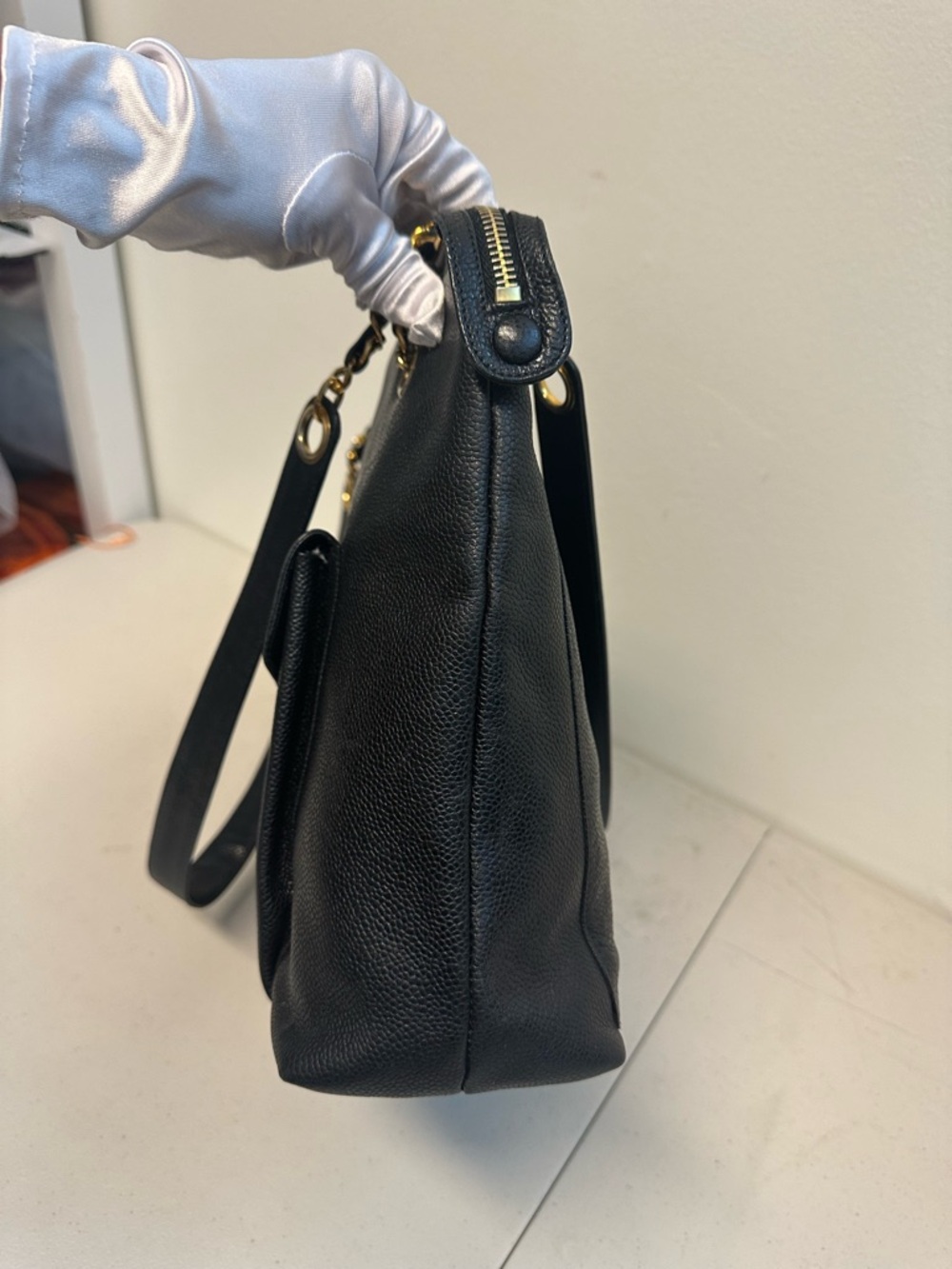 CHANEL Black Leather Shoulder Bag with Gold Hardware - Picture 6 of 17